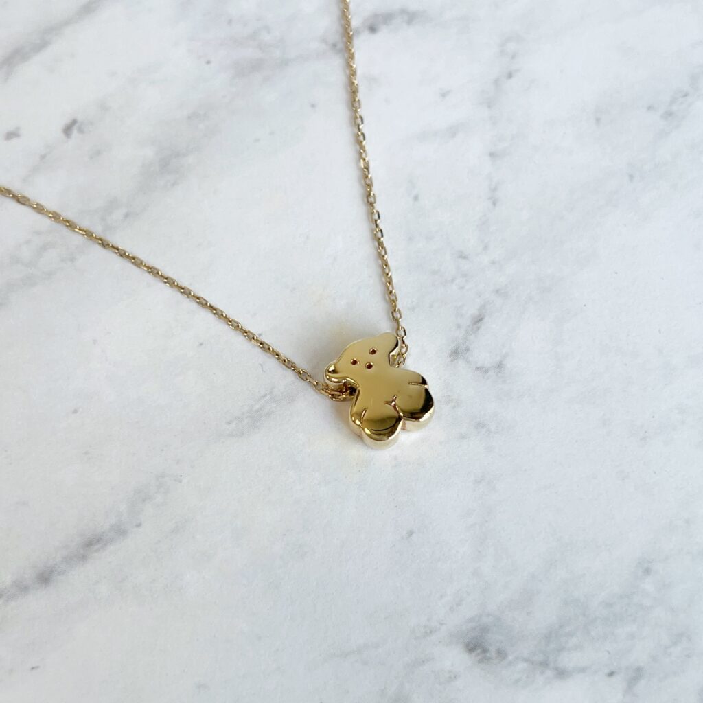 NE00332 Tous 18k yellow gold bear pendant necklace close up