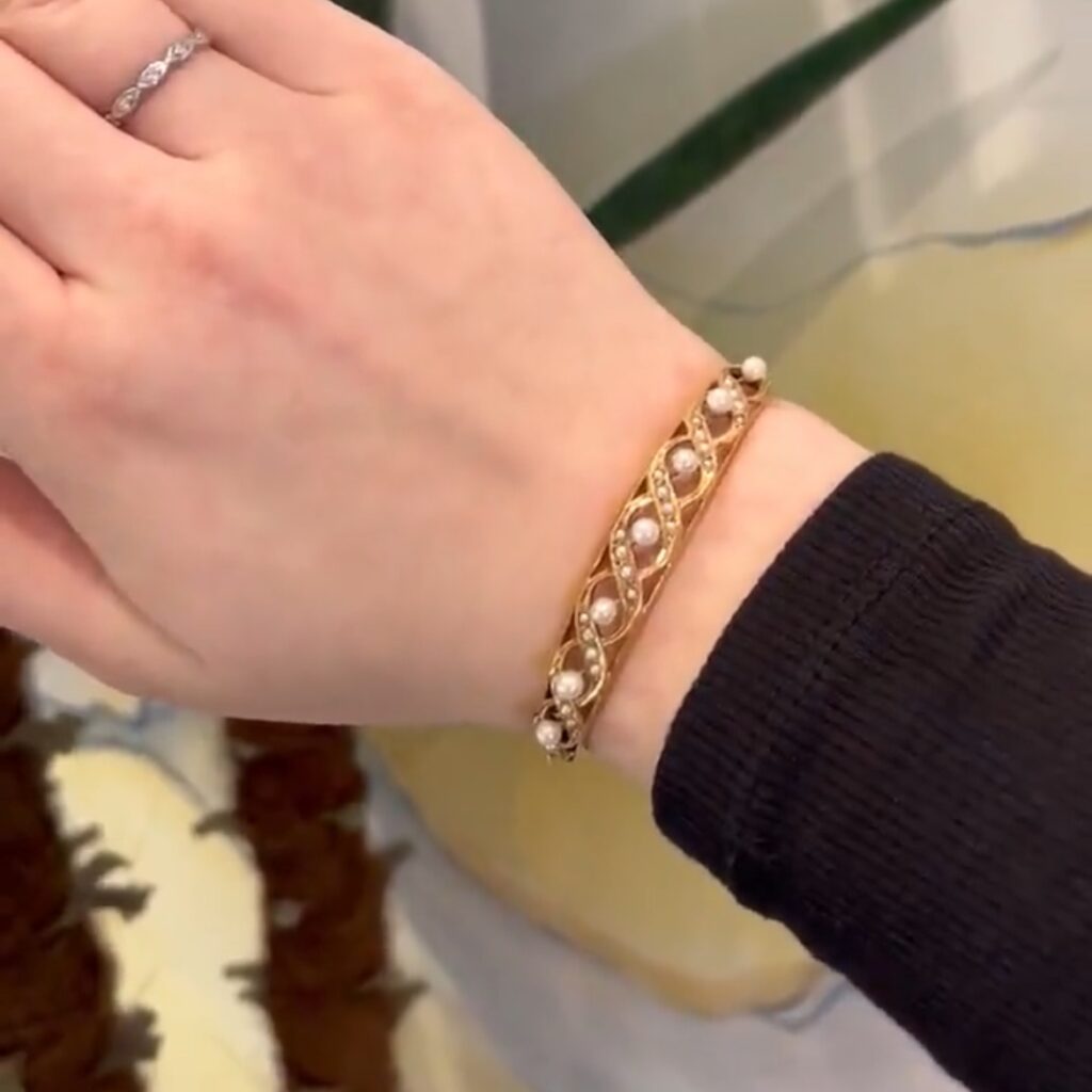 AN00004 vintage Gold Pearl Bangle Bracelet