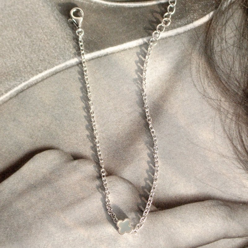 BR00436 silver mother of pearl clover chain bracelet styled silver mother of pearl clover chain bracelet styled