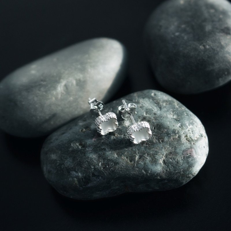 ER01448 sterling silver mother of pearl clover stud earrings styled sterling silver mother of pearl clover stud earrings styled